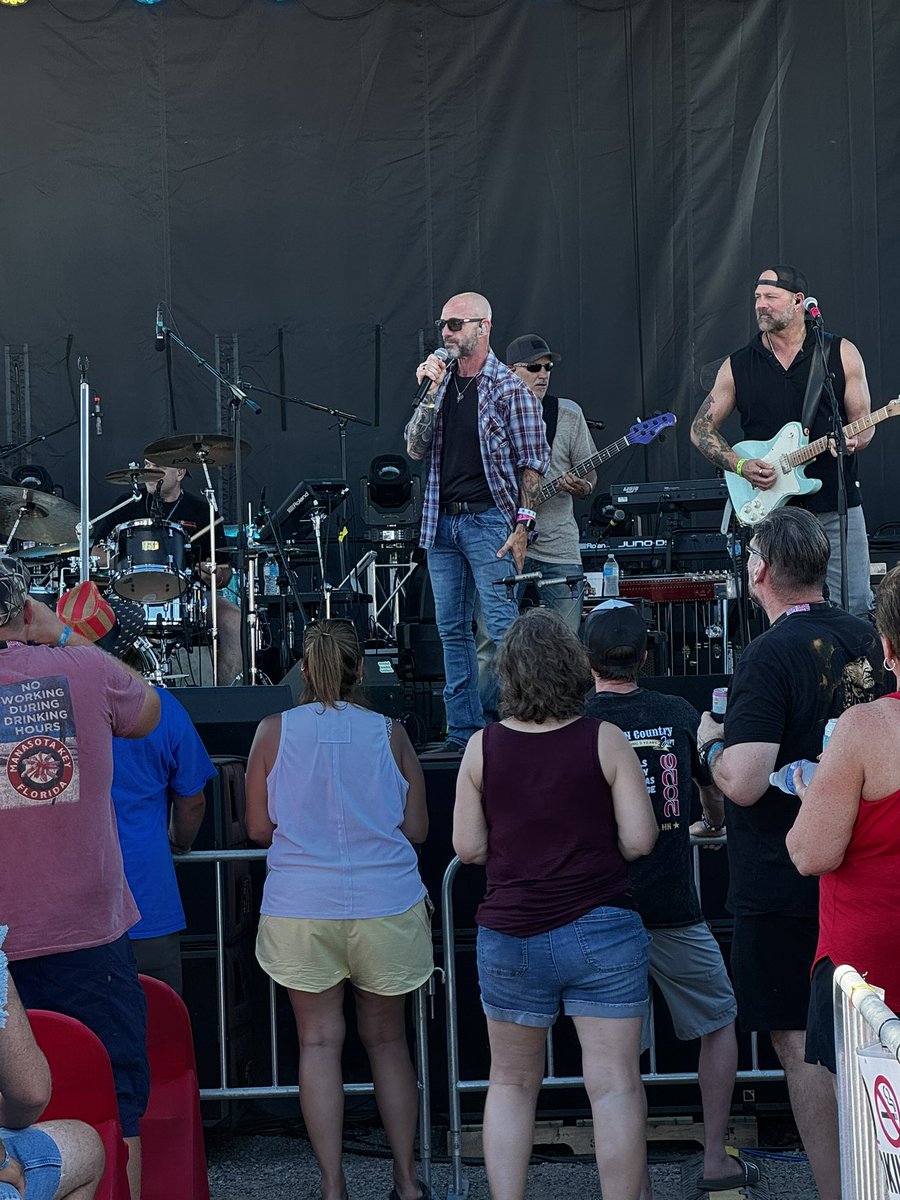 KellyBrei's tweet photo. @Chris_Hawkey Great performance last night! I’ve been waiting to see you in concert - 4 miles from my house was the perfect opportunity! https://t.co/qv8suDcoV6