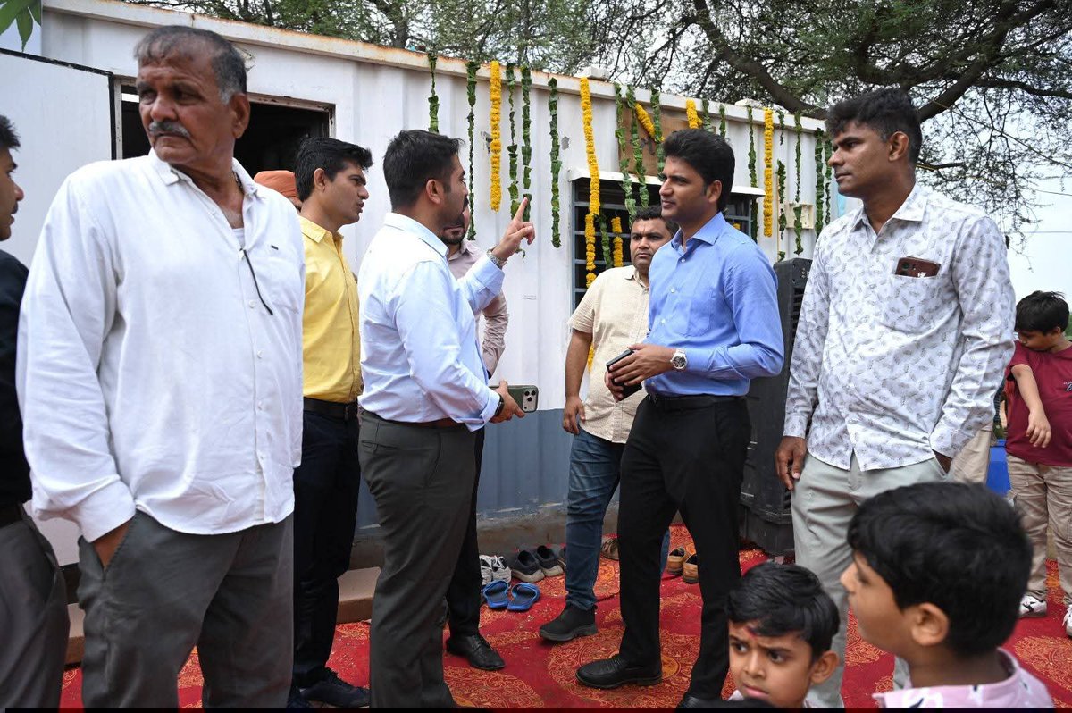 CollectorGnr's tweet photo. આપણું ગાંધીનગર, ગ્રીન ગાંધીનગર

માનનીય કેન્દ્રીય ગૃહ અને સહકારિતા મંત્રી શ્રી અમિતભાઈ શાહજીના માર્ગદર્શન હેઠળ ઉનાવા, સરઢવ અને પિપલજ ગામ ખાતે ભવ્ય વૃક્ષારોપણમાં ગાંધીનગર જિલ્લા કલેક્ટરશ્રી રવીન્દ્ર ખતાલે દ્વારા વૃક્ષારોપણ કરવામાં આવ્યું.

ઉનાવા ખાતે શ્રી રામદાસ ફાઉન્ડેશન દ્વારા 10 વર્ષ સુધી વૃક્ષોના જતનનો સંકલ્પ લેવાયો છે. વહીવટીતંત્રના માર્ગદર્શન હેઠળ ગ્રામજનોની ઉત્સાહભેર ભાગીદારીથી આ વૃક્ષારોપણ મિશન જનઆંદોલન બન્યું.

#આપણું_ગાંધીનગર 
#GNR #Gandhinagar

@AmitShah @CMOGuj @InfoGandhinagar