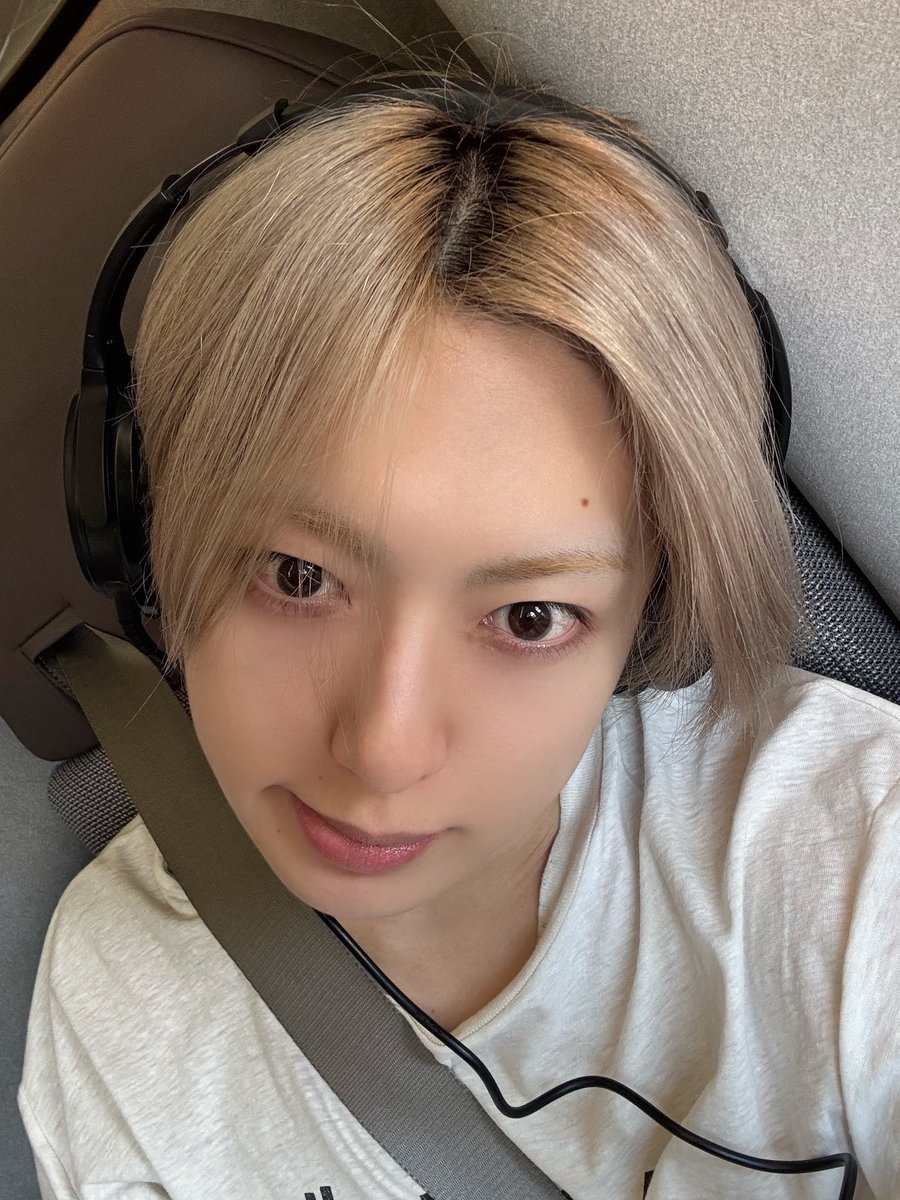 nomnom_fuma's tweet photo. fuma airplane selfies are always the cutest🫳🏻 https://t.co/3LsRZaFohb