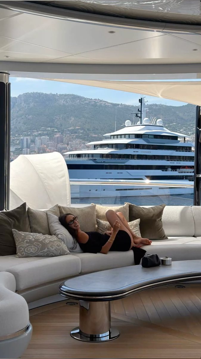 Eveboards's tweet photo. God forbid a girl wants to spend her summer on a yacht https://t.co/NSdkbuxKd7