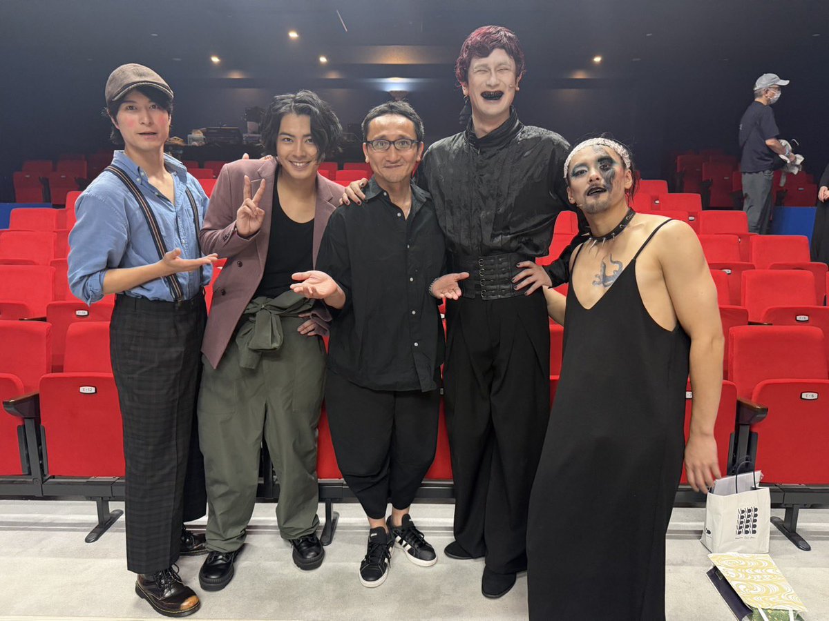 esmralda001's tweet photo. 『Burlesque KUROTOKAGE-after die-〜new museum party〜』、すべての公演が無事終わりました。

大千穐楽の動画を観たら、まさかの展開があって爆笑。完全にコメディ。でも、ちゃんと本筋に戻していたのはさすが！
現地で観た方は楽しかっただろうなあ。

ご覧いただいたみなさま、感想をアップしてくださったみなさま、ありがとうございました！
SNSでのネタバレを避けてくださっていて素晴らしかったです。
ここからはもう！　書きたいこと全部書いてください！　探していいねします！（まだ配信アーカイブあるけど）。

昨年2月、前作の打ち上げで、「2人or3人芝居での再演」の話が持ち上がり、気づけば再演のはずが続編？新作？になり…。
かなり悩み、改稿を重ねましたが、丸尾さん、キャストのみなさん、そしてスタッフのみなさんのお力で、前作ファンの方にも黒蜥蜴ファンの方にも乱歩ファンの方にもご満足いただける作品になったのではないかと思います。
私も劇作家として、また一つ大きな自信を得ました。
またみなさんとご一緒できますように。

写真は7月6日に撮ったもの。
公開処刑状態の私！

#バーレスク黒蜥蜴