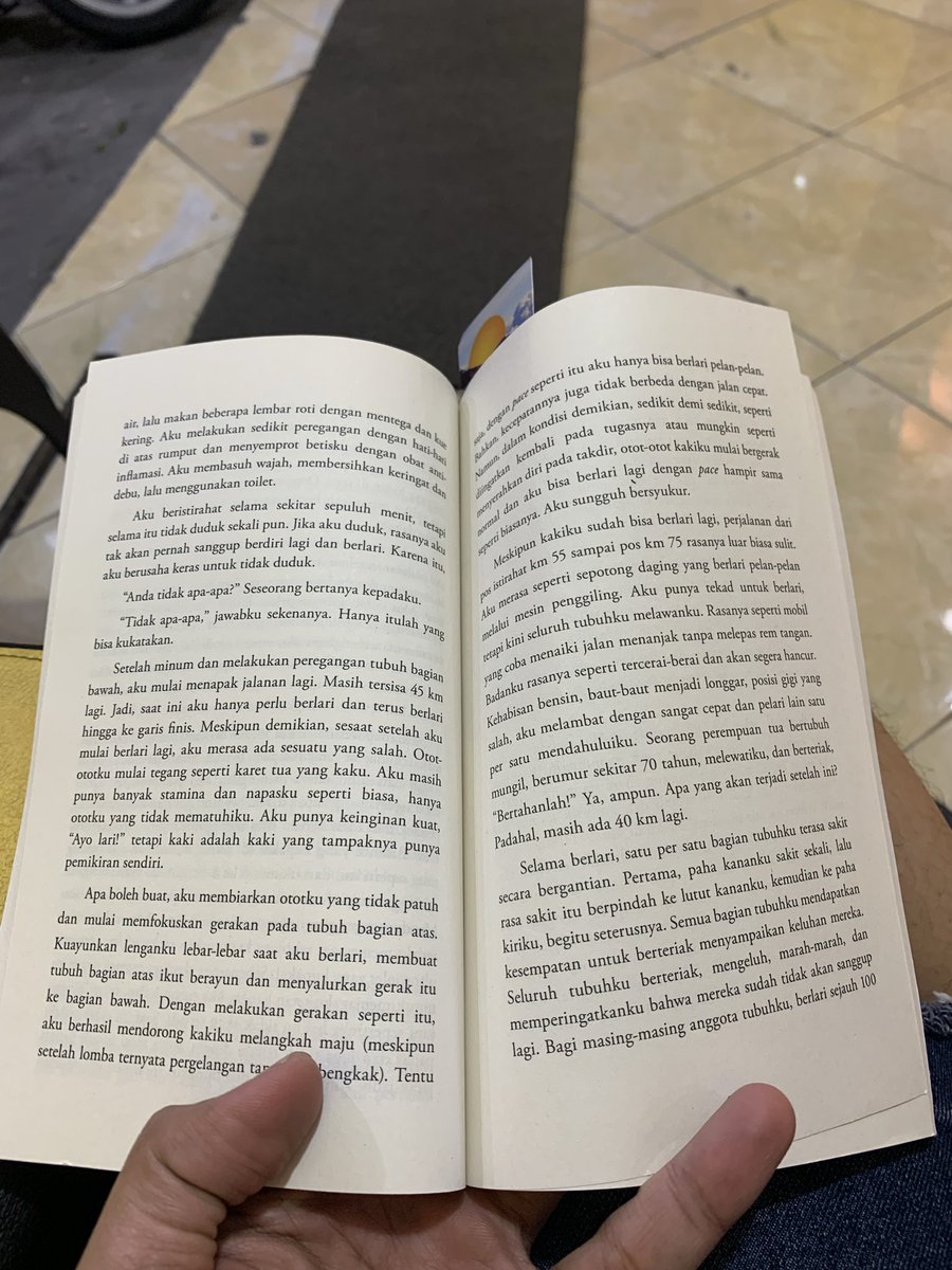 naidraarog's tweet photo. Buku murakami ini asli membosankan, babak baru demi babak baru tentang lari tidak ada lagi. Tapi kalo berenti seperti “setelah ini apalagi pengalaman si tua bangka ini”

Perasaan seperti diajak berlari disisi lain ini melelahkan tapi finish sudah didepan. Entah lah https://t.co/9DLGYmVaFr