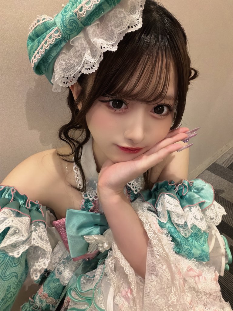 Suzu_Pchuu's tweet photo. 大阪単独公演🐙
みんな来てくれて本当にありがとう⟡.*

今日ははじめましての方がとっても多くて、みんなSNSやオーディションで私を見つけてくれたみたいでとっても嬉しかったし改めてSNSもっと頑張らなきゃ！って思ったよ(｡•⩊•ಣ

みんなが載せてくれるライブ映像で見つけてくれる方も多くて、さらに沢山の人に見つけて貰えるようにみんなに可愛い姿見せ続けられるように自分磨きこれからもがんばろっとっておもった💫

ALTが見れなくなってしまった？みたいなのでこれからちゃんとここに書いてみる(´⌯  ̫⌯`)
あ！一緒に遠征してくれた方も本当にありがとう😭みんなが遠いところから私に会いに来てくれてるの本当に嬉しい🥲
どこにいてもひとりにはさせないってしてくれるみんなに支えられて心強いです₍  .  ̫. ₎◞🪄
大阪のライブはいつも沢山声が聞こえたりみんな元気で明るくてとっても楽しいのー！
今日もほんとに楽しかった🥺
みんなの声もバッチリだったし緑ペンラもちゃんと後ろまで見えてたよありがとう> ̫<♩
みんなも楽しかったって思っていてくれてたらうれしいな✨
また今月大阪に行けるので今日会えた方もまた会えるの楽しみにしてるね✨
遠くから来てくれた方は気をつけて帰ってね😭

みんな今日も大好き🫶🏻