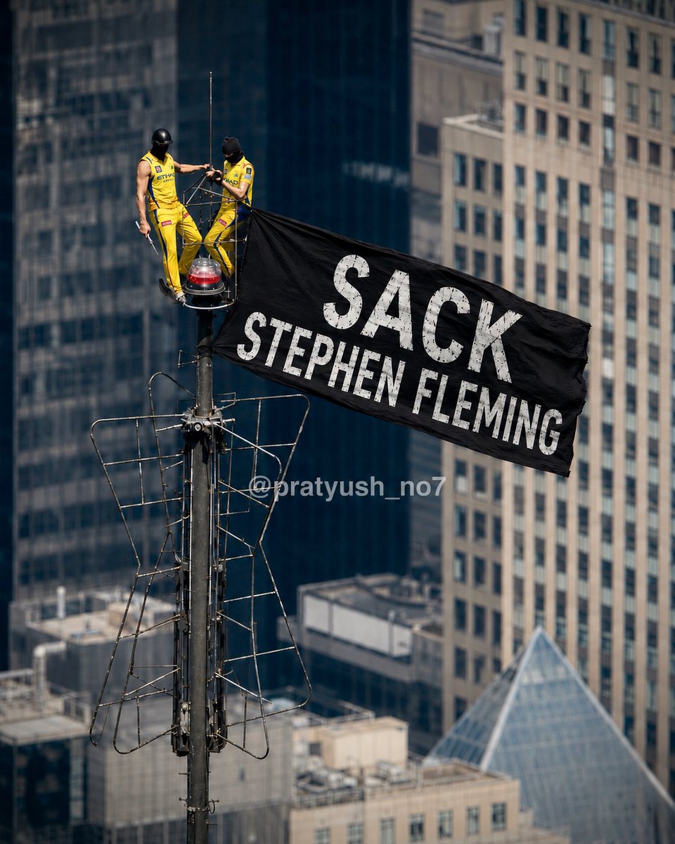 pratyush_no7's tweet photo. A couple appears to be CSK fans protested against Stephen Fleming on top of the Empire State Building, USA &amp; demanded his immediate sacking. 🔥

The Superkings management need to take a quick call before things escalate. https://t.co/yyRRlqioGE