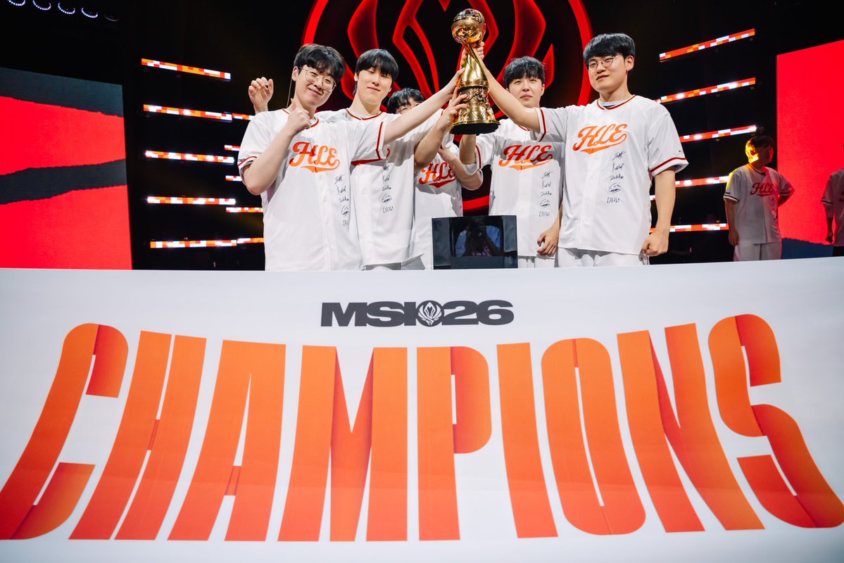 lolesports's tweet photo. CHAMPIONS. https://t.co/yMRQHrha75