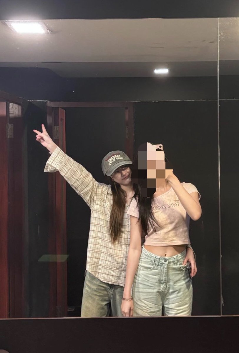 zennkduu's tweet photo. THE HAND??? mim rattanawadee what the Fuck https://t.co/2WXCeBj56h