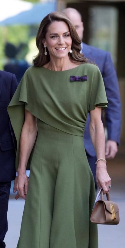 Katsbigopinion2's tweet photo. I’m screaming, I’m just screaming. What is it about this outfit that literally has me screaming the way I did when she wore that gold dress, what in the world? Maybe it’s her power walk, I don’t know. https://t.co/fGDprhLMUB