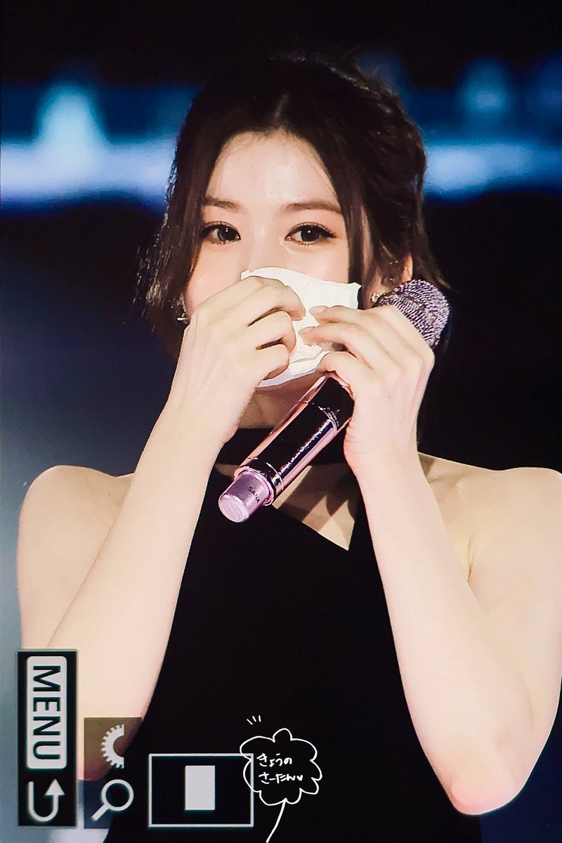oncetwicebra's tweet photo. 🥹 LINDA! #SANA enviou algumas mensagens carinhosas no 🫧:

🐹: "Acho que fiz a escolha certa ao entrar para o TWICE. Existem tantos momentos que os ONCEs e o TWICE tornam possíveis. Muito obrigada por sempre serem alguém que me faz lembrar de vocês quando estou prestes a esquecer. 💗

🐹: Nós pudemos fazer essa turnê porque os ONCEs existem. Agora que ela realmente chegou ao fim… nem acredito em como posso estar tão feliz. É tudo graças aos ONCEs, às integrantes e à equipe. 💗

🐹: ONCEs, vocês me fazem sentir uma pessoa especial, então vocês são realmente muito especiais para mim. Vocês sabem disso, né? Sabem bem, né? Heheh 💗

🐹: Eu amo muito vocês. Acho que ainda amo muito o TWICE. 💗💗💗 

🐹: Sinto que vocês são, para mim, amigos preciosos, uma família e parceiros de caminhada. Enquanto escrevia isso, quase comecei a chorar de novo kkk"

#TWICE #트와이스 @JYPETWICE