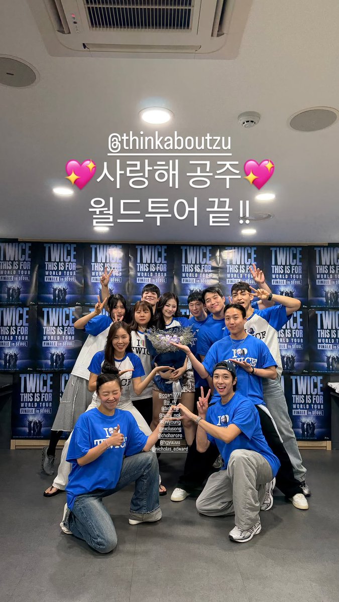 godmitzu's tweet photo. Tzuyu with TEAM TZUYU at the TWICE concert today! https://t.co/J9tgwbPbrL