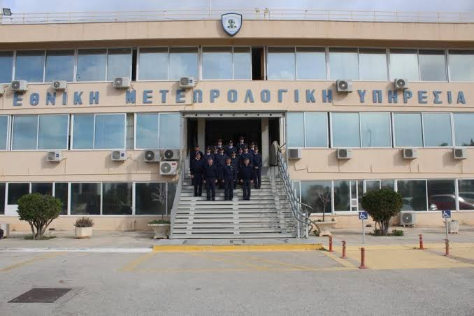 RXRqdEgogik2Z9P's tweet photo. Διαλύουν και την ΕΜΥ!!!

Η ΕΜΥ καταργεί τις εβδομαδιαίες προγνώσεις καιρού!!!
Σε λίγο θα πάψει να προβλέπει και τον καιρό...

Υπό αυτές τις συνθήκες, όσοι χρειάζονται έγκαιρο προγραμματισμό, όπως αγρότες, επιχειρήσεις του τουρισμού, ναυτιλιακές εταιρείες και διοργανωτές υπαίθριων εκδηλώσεων, ενδέχεται να στραφούν σε ιδιωτικές ή ξένες μετεωρολογικές υπηρεσίες. Παράλληλα, περισσότεροι πολίτες πιθανότατα θα αναζητούν πληροφορίες μέσω εφαρμογών και ιστοσελίδων που εμφανίζουν απευθείας τις προβλέψεις των υπολογιστικών μοντέλων, χωρίς όμως αυτές να συνοδεύονται πάντοτε από την επιστημονική αξιολόγηση ενός μετεωρολόγου.