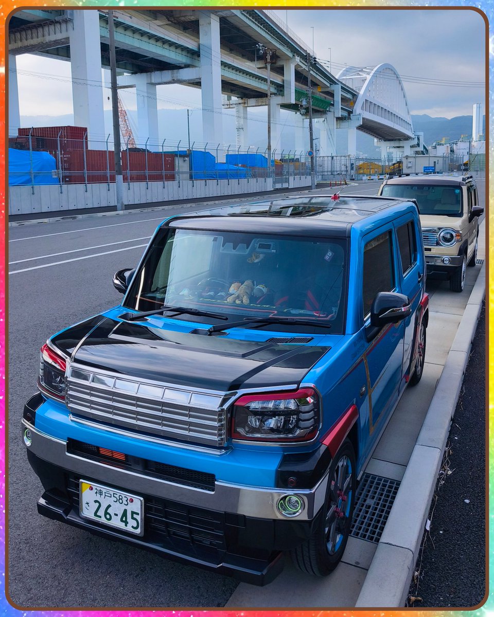 GUN_TAMA1985's tweet photo. マイタフリニューアル🌟
『ブルーディスティニー2号機』から『DAMD80'sTAFT"Steve"』へ👊🏻😆🔥グリルとバンパーにメッキ塗装を施しUSテイストに🗽MARVELでイチオシのキャプテン・アメリカを本格モチーフに🇺🇸愛称は勿論Steve！🤣あ、少しキャプテンマーベルもいるわ😁新たなタフトライフ新章開幕〜🎉 https://t.co/EYbnuqkuJg