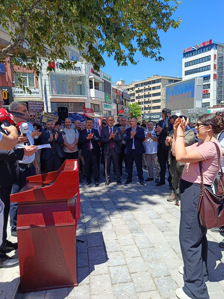 FikretAslanAP's tweet photo. Bugün Bursa Staj ve Çıraklık Sigortası Mağdurları Derneği’nin gerçekleştirdiği basın açıklamasına katılarak mağduriyet yaşayan vatandaşlarımızın haklı taleplerine destek verdik.

Staj ve çıraklık dönemlerinde verilen emeğin karşılığının adil bir şekilde değerlendirilmesi gerektiğine inanıyor, konunun takipçisi olmaya devam ediyoruz. Emeğin ve hakkın yanında olmaya devam edeceğiz.#AnahtarPartiBursa
