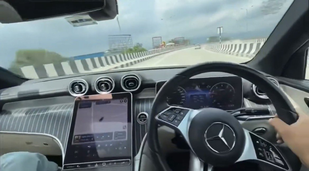 poorjakk's tweet photo. @bijlanirajesh chutiye gwagon ka interior aisa kabse hone laga uske paas 2 Mercedes hai https://t.co/ef8BhzZm0b