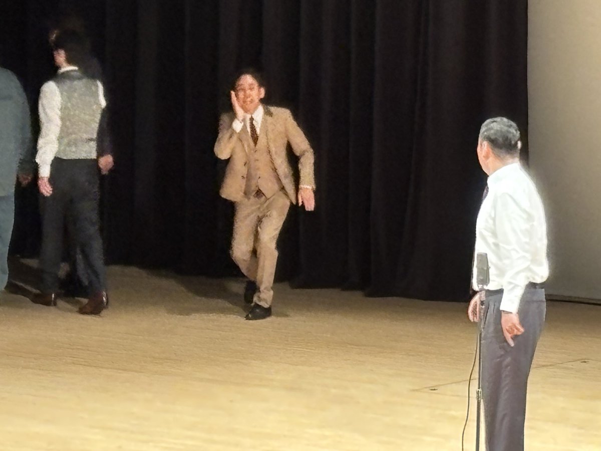 cocoaku's tweet photo. 一年ぶりの教文。ザセカツアー1部2部行ってきました！1部のリニアのネタ中に撮影タイム。ビジュ爆狙いの酒井さん、乱入者、初瀬さん乱入で終了。
#囲碁将棋 のネタは教習所。漫丹田で強制終了したやつだったからやっと最後まで見れた！立ち位置入れ替わるの貴重かも https://t.co/2PbiavK2qV