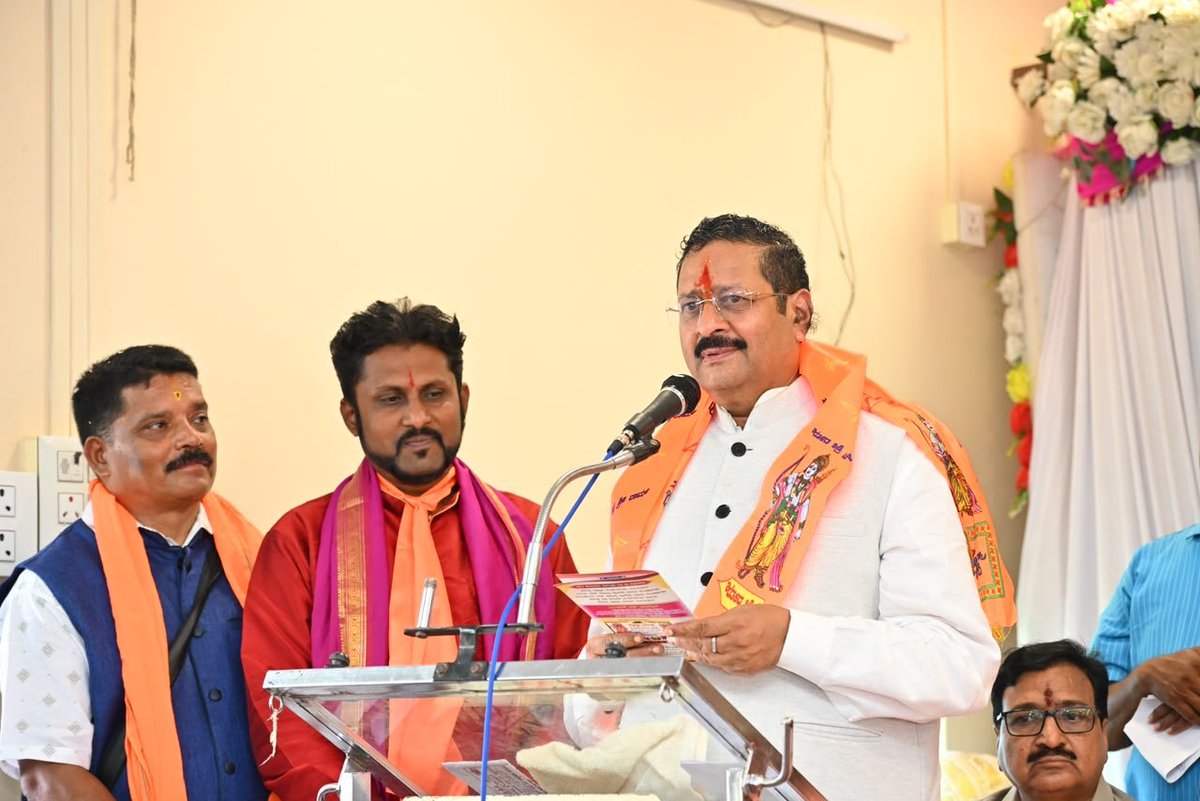 BasanagoudaBJP's tweet photo. ವಿಜಯಪುರ ನಗರದ ಶ್ರೀ ಚಿದಂಬರ ಸಾಂಸ್ಕೃತಿಕ ಭವನದಲ್ಲಿ  ಸಮಸ್ತ ಬ್ರಾಹ್ಮಣ ಸಂಘಟನೆಗಳು, ಮಂಗಳಸೂತ್ರ ಫೌಂಡೇಶನ್ ವತಿಯಿಂದ ಶೀಘ್ರದೇವ ಕಲ್ಯಾಣ ಪ್ರಾಪ್ತಿ ಗಾಗಿ ಹಮ್ಮಿಕೊಂಡಿದ್ದ ಅಂತರರಾಜ್ಯ ಮಟ್ಟದ ಬ್ರಾಹ್ಮಣ ವಧು-ವರಾನ್ವೇಷಣ ಸಮಾವೇಶದಲ್ಲಿ ಭಾಗವಹಿಸಿ, ಮಾತನಾಡಿದೆ. ಇದೇ ವೇಳೆ ಆತ್ಮೀಯವಾಗಿ ಸನ್ಮಾನಿಸಿದರು.. ಇದಕ್ಕೂ ಮೊದಲು ಶ್ರೀ ಚಿದಂಬರೇಶ್ವರ ದೇವರ ದರ್ಶನಾಶೀರ್ವಾದ ಪಡೆದುಕೊಂಡು ನಾಡಿನ ಒಳಿತಿಗಾಗಿ ಪ್ರಾರ್ಥಿಸಲಾಯಿತು.
