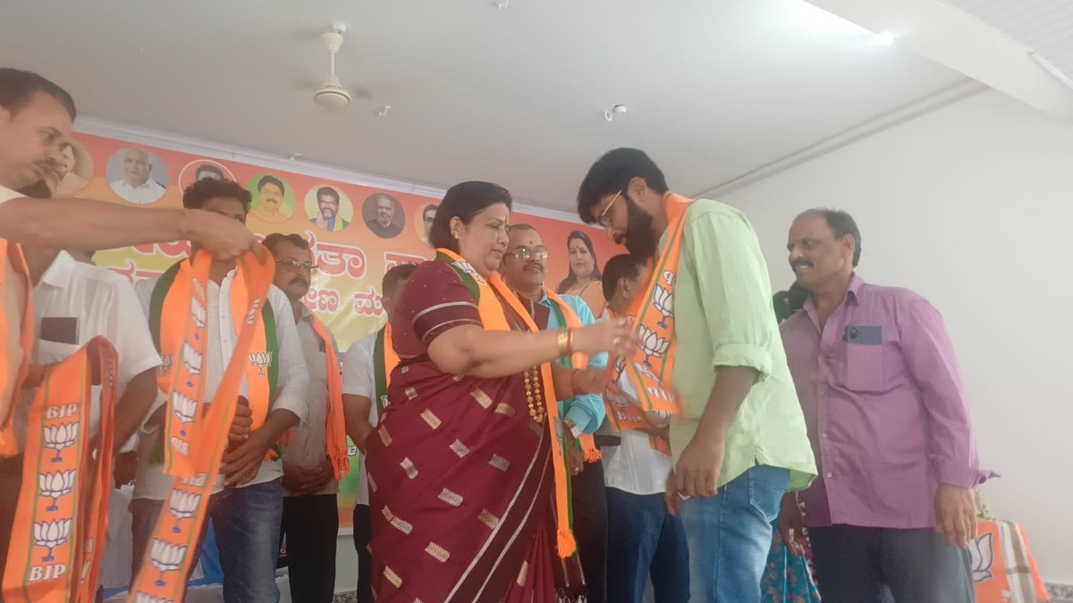 RoopaliNaikBJP's tweet photo. @narendramodi @AmitShah @NitinNabin @BYVijayendra @BJP4Karnataka ಮೋದಿ ಸರ್ಕಾರವು ಅನೇಕ ಯೋಜನೆಗಳನ್ನು ಜಾರಿಗೊಳಿಸಿದ್ದು ಅದನ್ನು ಸಮಾಜದ ಕಟ್ಟಕಡೆಯ ವ್ಯಕ್ತಿಗೂ ತಲುಪಿಸುವುದು ನಮ್ಮೆಲ್ಲರ ಕರ್ತವ್ಯವಾಗಿದೆ. ಕಾರ್ಯಕರ್ತರು ಕೇವಲ ಕಾರ್ಯಕರ್ತರಲ್ಲ ಪಕ್ಷದ ಸೈನಿಕರು. ದೇಶ ರಕ್ಷಣೆಗೆ ಹೇಗೆ ಗಡಿಭಾಗದಲ್ಲಿ ಸೈನಿಕರು ರಕ್ಷಣೆಗೆ ಇರುತ್ತಾರೆಯೋ ಹಾಗೇ ಪಕ್ಷದ ಕಾರ್ಯಕರ್ತರೂ ಇರಬೇಕು ಎಂದು ತಿಳಿಸಲಾಯಿತು.
#JoinBJP https://t.co/St9mF1EnuB