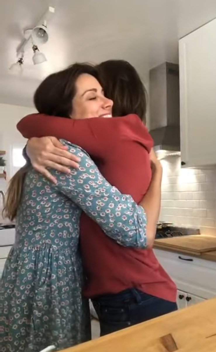 charmsosi's tweet photo. the hug https://t.co/ladHzfmjdW