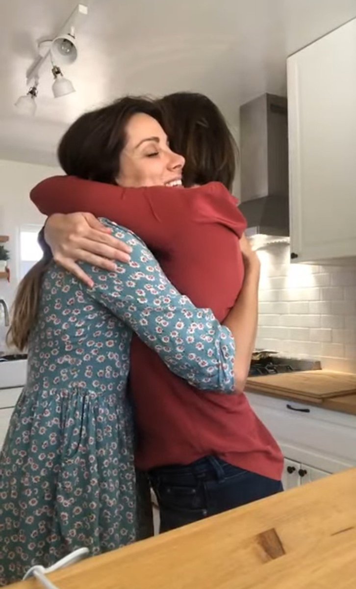 charmsosi's tweet photo. the hug https://t.co/ladHzfmjdW
