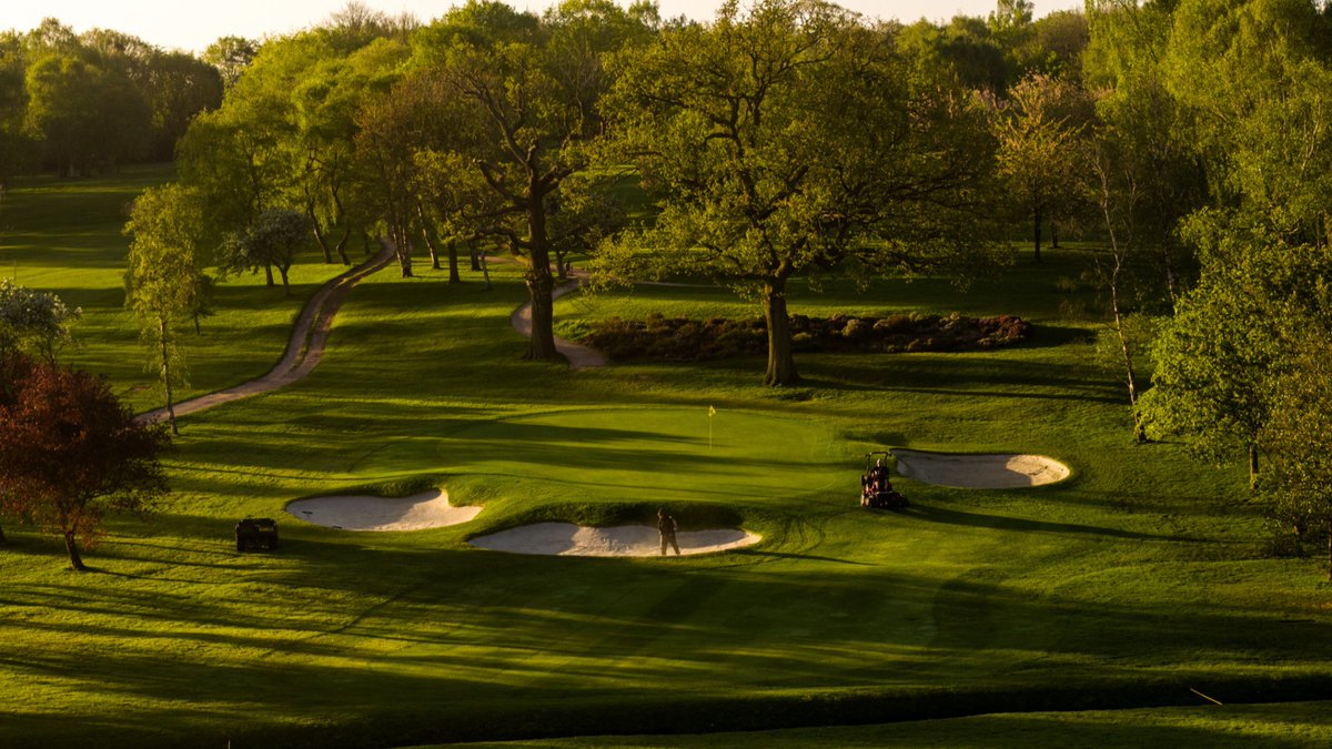 OltonGolfClub's tweet photo. Our fourth green is one of those beautiful backdrops to play into. https://t.co/SkD18Xvn4Y