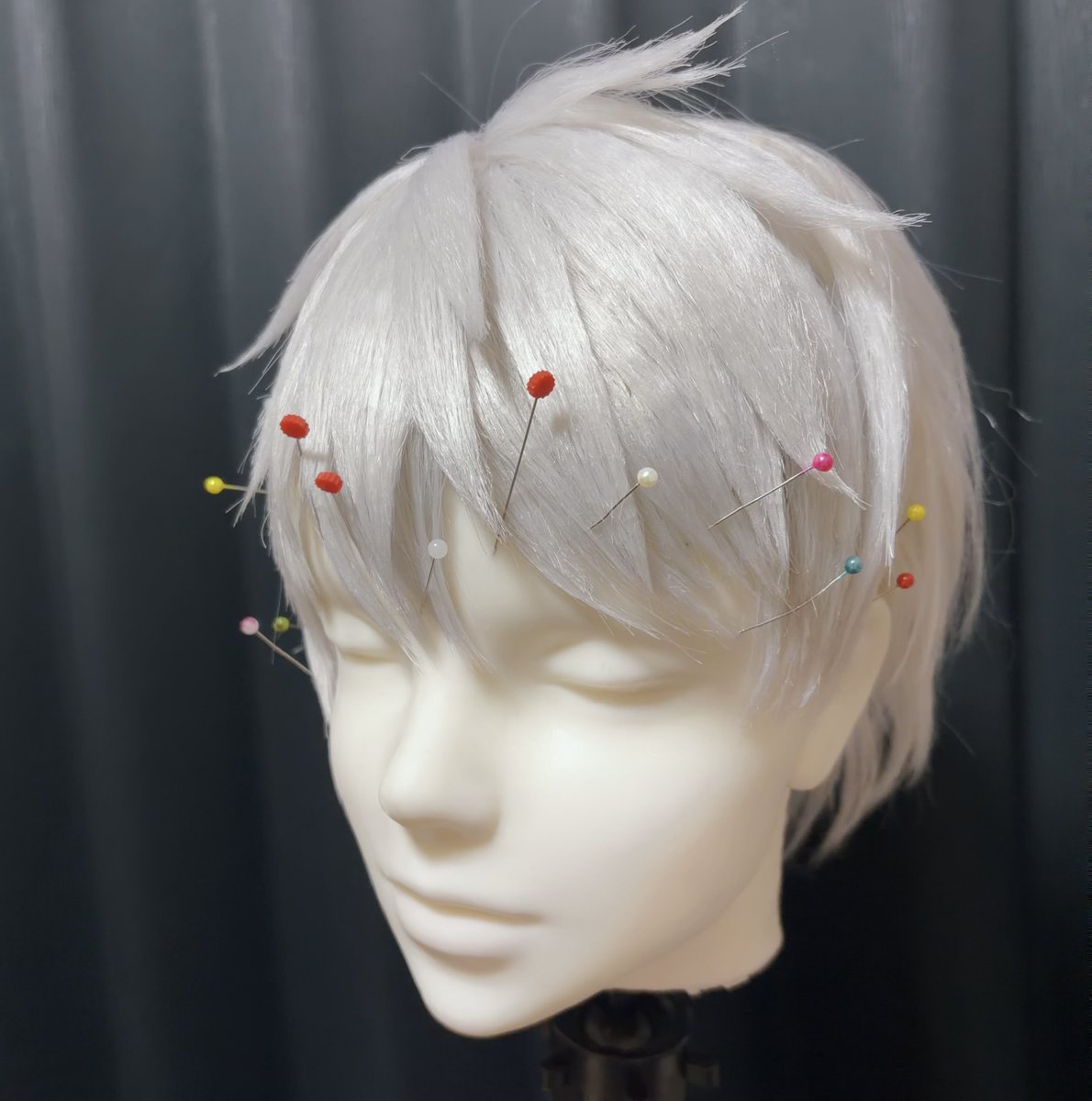 tatatapi0503's tweet photo. ウィッグ完成！！
マネキンに被せたら良い感じなんだけどね！！！実際被ったら短すぎて泣きそう！！！！ https://t.co/ZSSA2ntpAP