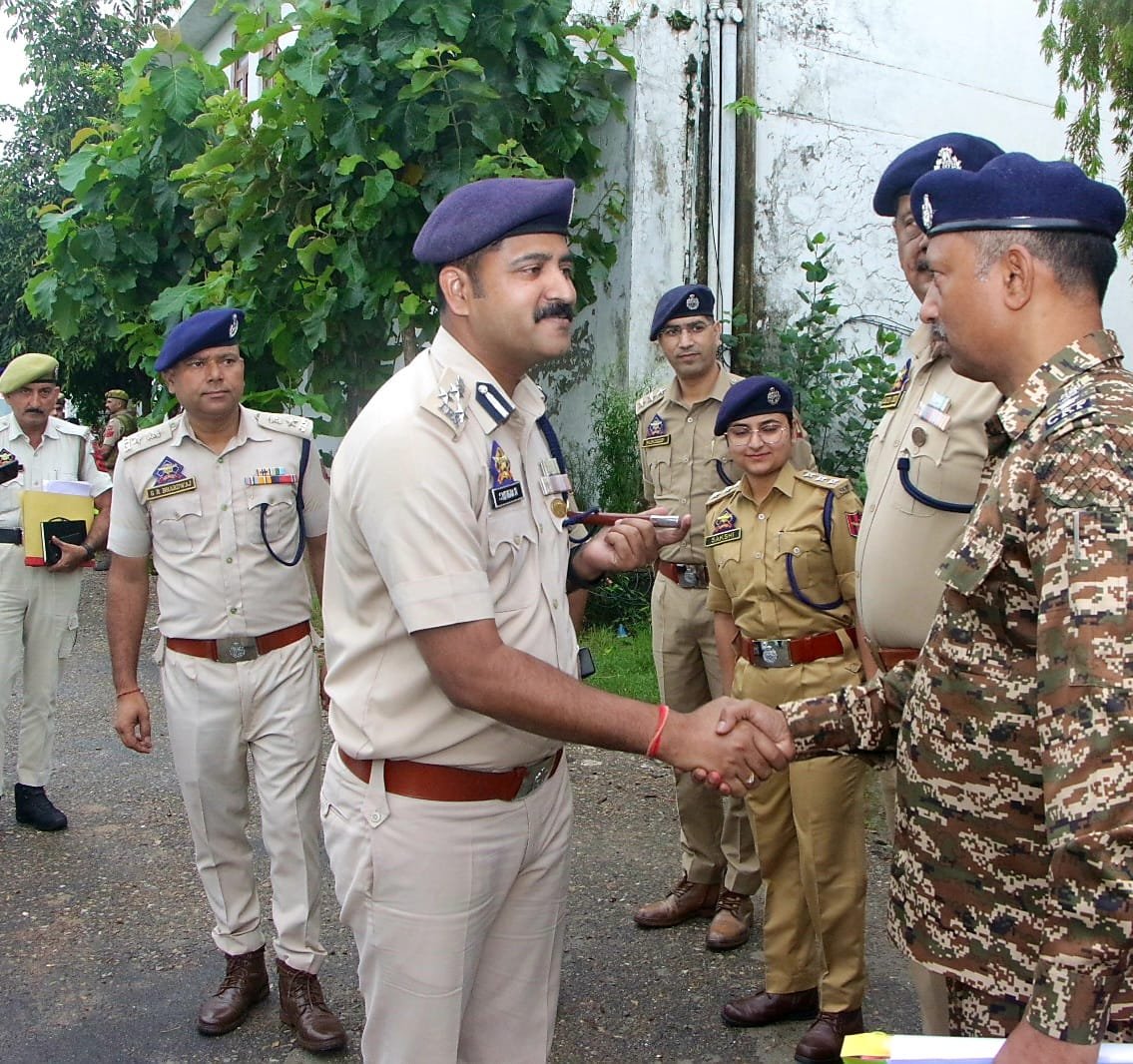 digjammu's tweet photo. IGP Jammu Zone &amp; DIG-P JSK Range, along with senior officers, reviewed security &amp; pilgrim facilitation arrangements for SANJY2026 at Lakhanpur, Kathua &amp; Samba, focusing on robust security &amp; seamless coordination for a safe Yatra.@JmuKmrPolice @ZPHQJammu @sambapolice @KathuaPolice https://t.co/ZCGGhD4TqR