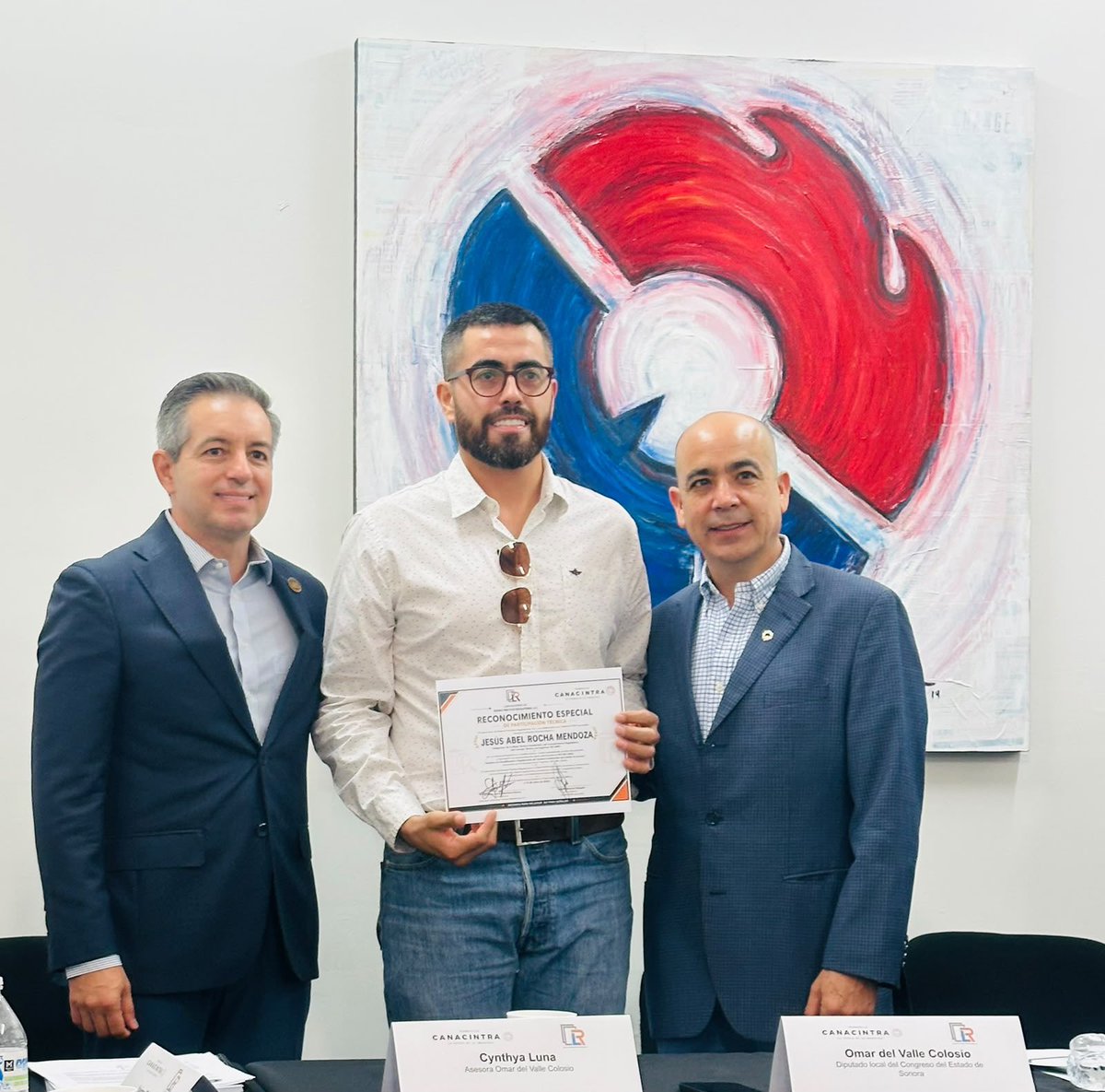LupaRegulatoria's tweet photo. Digitalizar no siempre significa simplificar.

Reconocemos a Abel Rocha por sus aportaciones al FAC-001-2026 en simplificación y mejora regulatoria.

Su experiencia fortaleció una ruta clara: datos una sola vez, interoperabilidad y menos burocracia sin valor público. https://t.co/aiipfuo4KF