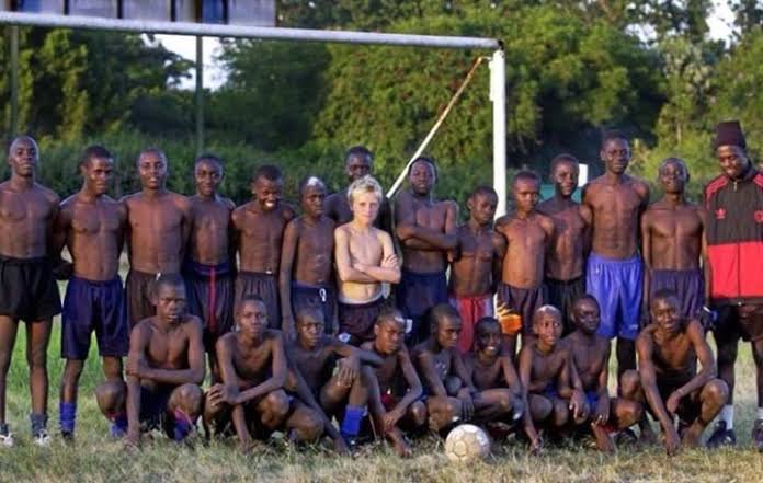 mulaidarisini26's tweet photo. ‼️Fun fact football - Kisah nyata di balik foto ikonik tersebut. 📷
Bocah kulit putih di foto ini adalah striker Swedia, John Guidetti, saat tinggal di Kenya masa kecilnya. 🇸🇪🇰🇪
Ia sempat tinggal 5 tahun di sana dan mengasah bakat sepak bolanya di akademi lokal Impala Black Stars Kibera.⚽

Dan setelah 20 tahun berlalu, saat Guidetti sukses menjadi pesepak bola profesional (eks Man City & Timnas Swedia), Guidetti kembali ke Nairobi di akhir 2022.

Ia menemui teman-teman masa kecilnya dan membuat ulang foto legendaris ini untuk mengenang masa kecilnya dan dimana dia pernah tumbuh‼️
Real respect Guidetti! 🫡💯