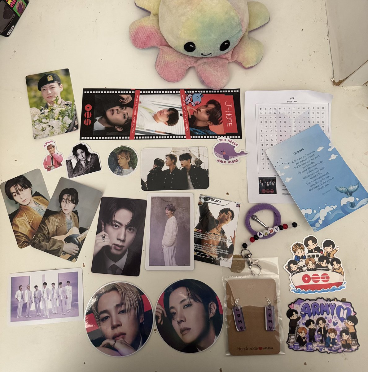 slowrainid's tweet photo. everything is so cute! boriarmys if you see your freebie of last night let’s be friends  🥺💜 https://t.co/sciIHeIdBT