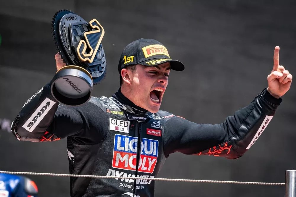 AvantiNiuw's tweet photo. El año que viene, con casi total seguridad, subirán a MotoGP el segundo, tercer, cuarto y quinto clasificados de la categoría de Moto2.

El líder, que le saca dos carreras a su más próximo perseguidor, no tiene hueco. Inexplicable una vez más. https://t.co/kwYqzB1JhB