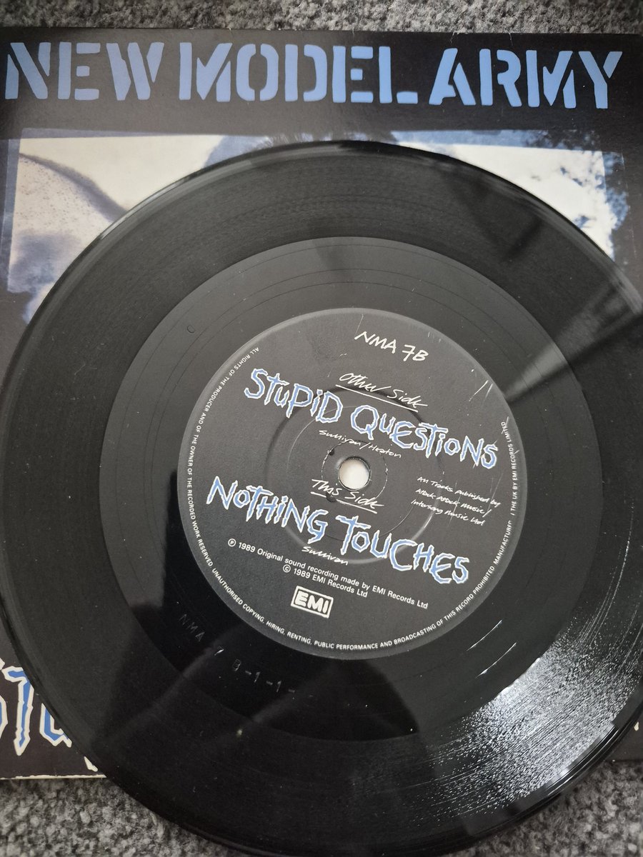 DebsHol50's tweet photo. #NMA Stupid Questions 🖤😎🥁🎹🎤🎸 https://t.co/3sRpo0Wl0e