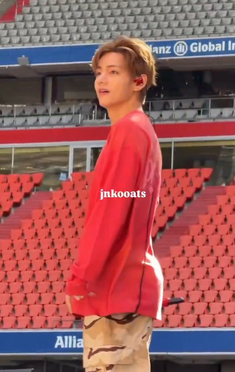 deIicattae's tweet photo. LOOK AT THAT TAEBOOTY?!?🍑😭 https://t.co/XXb3PgClQl