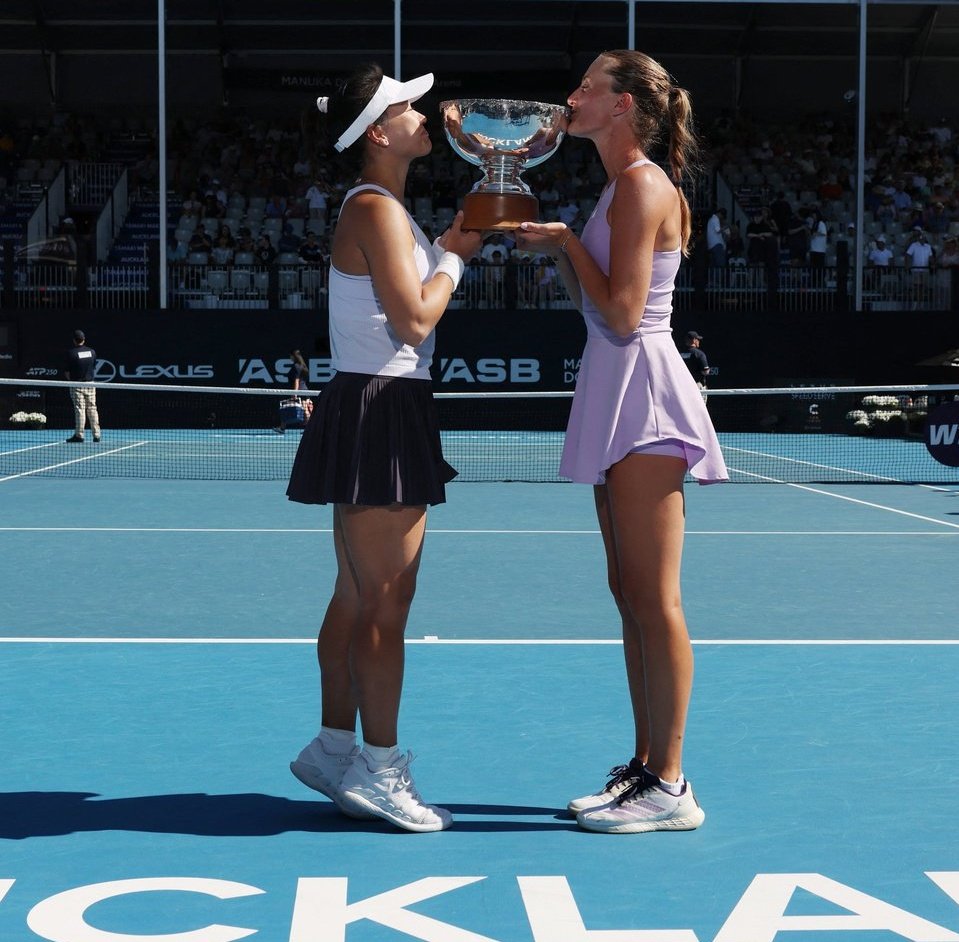 Metric_Wire1's tweet photo. 🎾 Wimbledon women's double champions since 2000:

• 2000 ➜ Venus Williams / Serena Williams 🇺🇸
• 2001 ➜ Lisa Raymond / Rennae Stubbs 🇺🇸🇦🇺
• 2002 ➜ Serena Williams / Venus Williams 🇺🇸
• 2003 ➜ Kim Clijsters / Ai Sugiyama 🇧🇪🇯🇵
• 2004 ➜ Cara Black / Rennae Stubbs 🇿🇼🇦🇺
• 2005 ➜ Cara Black / Liezel Huber 🇿🇼🇿🇦
• 2006 ➜ Yan Zi / Zheng Jie 🇨🇳
• 2007 ➜ Cara Black / Liezel Huber 🇿🇼🇿🇦
• 2008 ➜ Venus Williams / Serena Williams 🇺🇸
• 2009 ➜ Serena Williams / Venus Williams 🇺🇸
• 2010 ➜ Vania King / Yaroslava Shvedova 🇺🇸🇰🇿
• 2011 ➜ Květa Peschke / Katarina Srebotnik 🇨🇿🇸🇮
• 2012 ➜ Serena Williams / Venus Williams 🇺🇸
• 2013 ➜ Hsieh Su-wei / Peng Shuai 🇹🇼🇨🇳
• 2014 ➜ Sara Errani / Roberta Vinci 🇮🇹
• 2015 ➜ Martina Hingis / Sania Mirza 🇨🇭🇮🇳
• 2016 ➜ Serena Williams / Venus Williams 🇺🇸
• 2017 ➜ Ekaterina Makarova / Elena Vesnina 🇷🇺
• 2018 ➜ Barbora Krejčíková / Kateřina Siniaková 🇨🇿
• 2019 ➜ Hsieh Su-wei / Barbora Strýcová 🇹🇼🇨🇿
• 2020 ➜ Not held (COVID-19)
• 2021 ➜ Elise Mertens / Hsieh Su-wei 🇧🇪🇹🇼
• 2022 ➜ Barbora Krejčíková / Kateřina Siniaková 🇨🇿
• 2023 ➜ Hsieh Su-wei / Barbora Strýcová 🇹🇼🇨🇿
• 2024 ➜ Kateřina Siniaková / Taylor Townsend 🇨🇿🇺🇸
• 2025 ➜ Veronika Kudermetova / Elise Mertens 🇷🇺🇧🇪
• 2026 ➜ Kristina Mladenovic / Guo Hanyu 🇫🇷🇨🇳

Source: Wimbledon