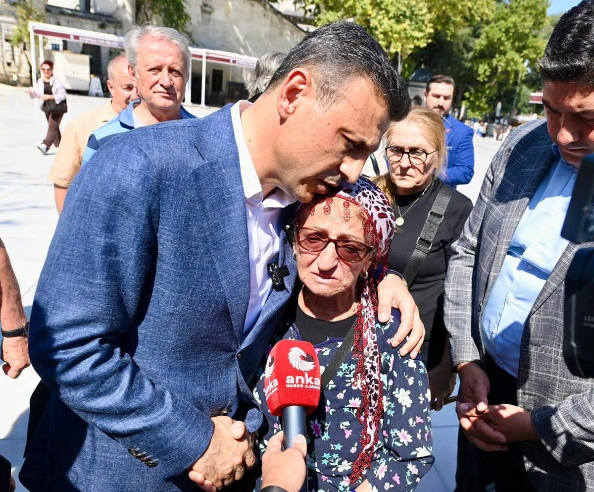 CHPHALKTIR's tweet photo. İstanbul İl Başkanımız Özgür Çelik, Eyüpsultan'da esnaf ve pazar ziyaretleri yaparak vatandaşlarla buluştu. #chphalktır https://t.co/35F84cMYmS