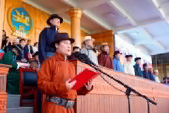 Ariuka_Ba's tweet photo. Ерөнхийлөгчийн ТГД Үйлстөгөлдөр Ерөнхийлөгчийн зарлигийг шоу хөтлөгч шиг л унших юм. Хуучин ФМ-ийн дадал нь төрийн албаны хүндэтгэлийг үгүй хийж, нухацтай байдлыг сулруулж байна. Төр гэдэг чинь шоу биш‼️ https://t.co/A6h8yFDljY