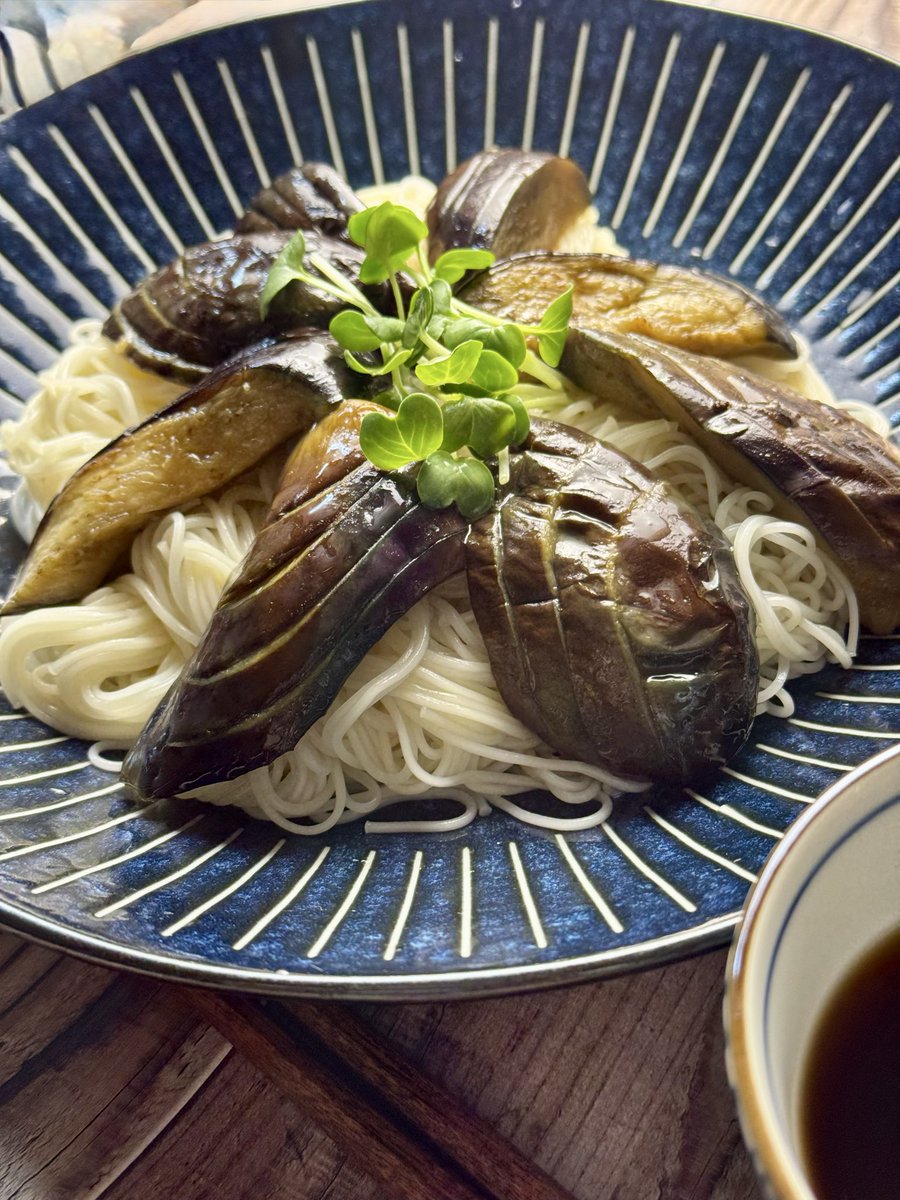 white46ko's tweet photo. 蒸し暑くて…
本日、「とろ旨茄子と生姜めんつゆ素麺」
生姜入りつゆの素ゴールドに、揚げ焼きにした茄子を漬け込み
冷蔵庫で冷やし、素麺にのせる。
これだけで充分
茄子がとろっとして素麺にからみます。
#にんべんだしアンバサダー https://t.co/x4C9S2lfZT
