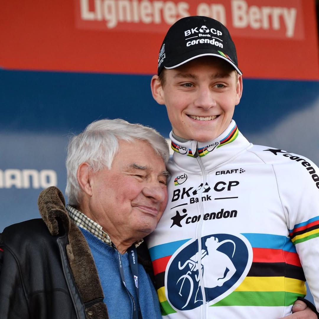 sportricolore's tweet photo. 🇫🇷 Photo de légende 📸

Raymond Poulidor et son petit-fils Mathieu van der Poel ❤️ https://t.co/ngozDYOoXd
