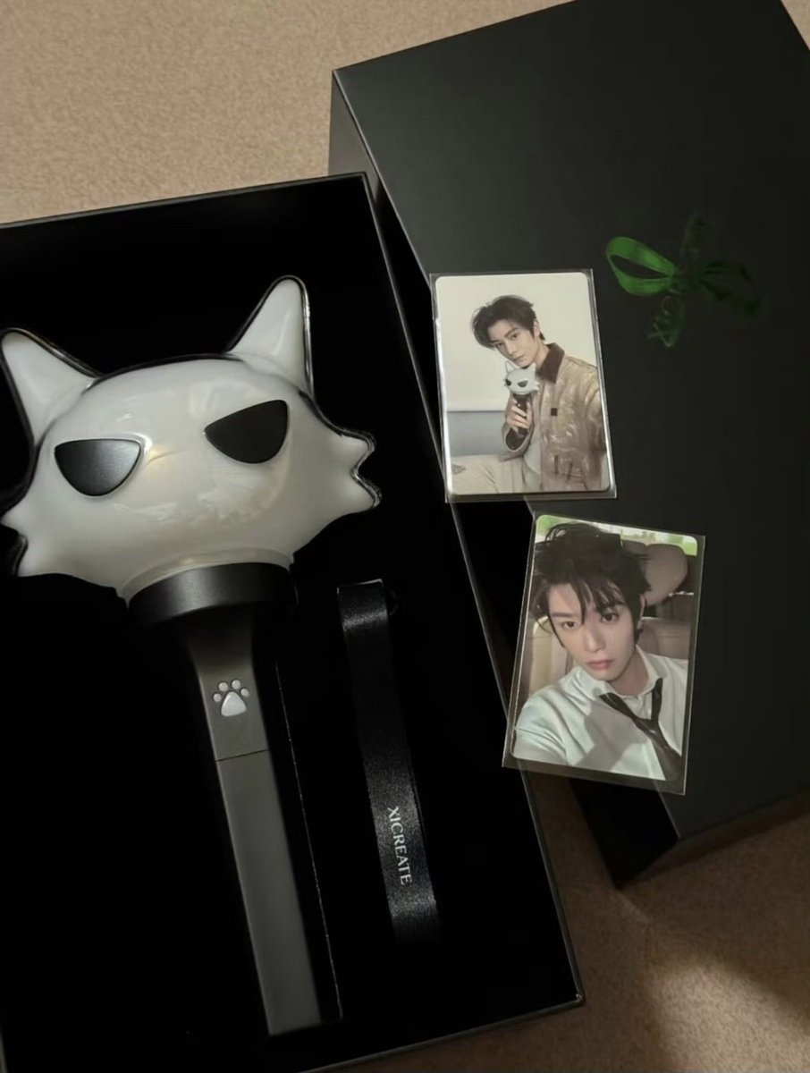 sunrabbit__'s tweet photo. OMG THE CAT LIGHTSTICK https://t.co/MgWbglHCNY