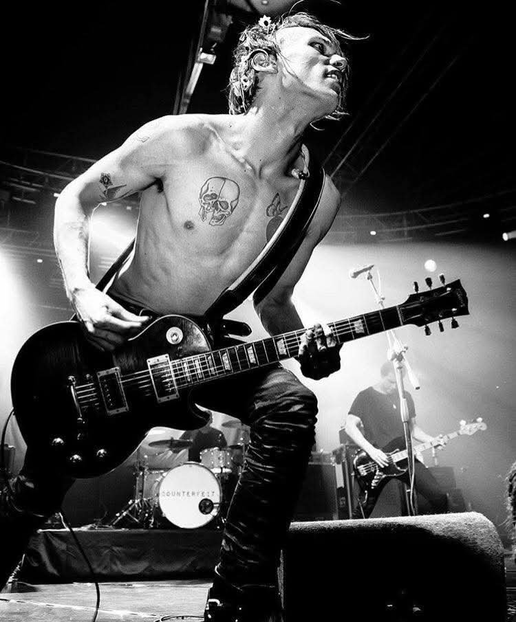 stella_85's tweet photo. And now, a slightly more "yang" version of Jamie. I have to say, I really wish I'd discovered him back in the Counterfeit era. Hopefully I'll get to see him perform live someday!💕 #jamietwt #jamiecampbellbower https://t.co/0vB985PGCw