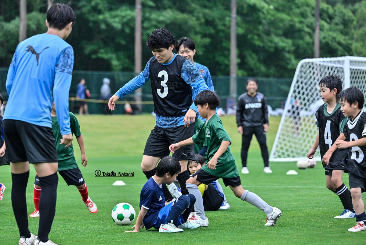 ikinikuishiro's tweet photo. #川崎フロンターレ は #七飯町 の子供達とサッカー教室を行いましたが、これこそプロ選手とふれあう醍醐味だなと感じる出来事がありました。
1：練習後にファンサが行われましたが、一人、＃松長根悠仁 選手を探している男の子がいました。一緒にサッカーをして、とても優しくて、そして楽しくて、サインが欲しいと思ったそうです。
その場で名前を確認して、30人ほどいる選手の中から探し出して、ついにサインをもらっていました。
せっかくなので、僕がお願いして写真を撮らせてもらいました。
2：松長根選手はサッカーの時だけでなく、
3：そうじゃない場所でも、
4：子供たちを楽しませようとしていて、人気が出るのも当然だと思いました。

その松長根選手がファンサを終えたあと、「これ、直るかな？」と、とても心配そうに手にしていたのは、キーホルダー。
＃家長昭博 選手と２人のグッズだそうで、１年目に時に作って以来、ずっと大事に持っているそうですが、ファンサエリアにあった木にひっかかって、鎖が取れてしまっていました。
「アキさんとの大事なグッズで、アメリカにも持って行ったんです」
こう言って、時間をかけて何とか直していましたが、松長根選手自身も、憧れの先輩とのグッズを大事にしているからこそ、子供達に優しくできるのかなと思いました。