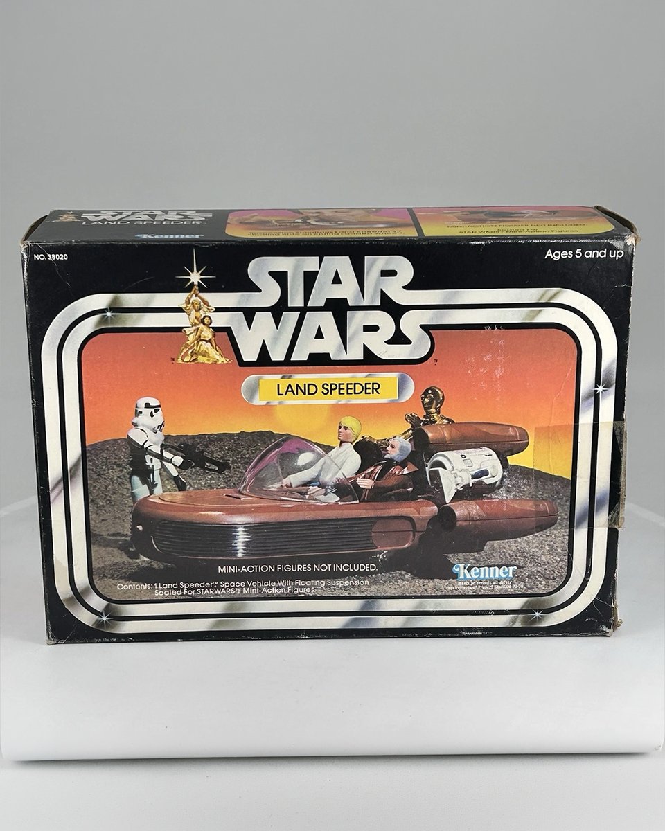 PadawanCollects's tweet photo. Hasbro later reused the original 1978 Kenner molds in 1995, adding updated details and a more advanced paint job.
 
FEATURED ITEM: 1978 Land Speeder - Mint In Box

Get this now using my eBay affiliate link: https://t.co/MB67rYoft4

Low Shipping Fee From Top Rated Seller. Check out the other great items this seller has!

————————

First released in 1978, Kenner’s low-cost Land Speeder was a faithful replica of the film prop, featuring a simple yet effective suspension system that made it appear to hover. Released as one of Kenner’s first vehicles, it was available from 1978 to 1980. A 1978 "Special Offer" version included free R2-D2 and C-3PO figures with a yellow box sticker, and the "LP" logo on the packaging was removed in 1979.

In 1984, the Land Speeder returned in the "Collectors Series" with minor box updates, including a red-and-yellow starburst. International versions, like those in the U.K. and Australia, featured fixed "hoods" instead of the U.S. toy's movable design. 

————————

I make commissions on qualified purchases with no added cost to you. Using my link supports my channel and allows me to keep making content. Always look at all pics and read description before buying & contact seller for questions.

————————

Check my Instagram and Facebook story feeds daily for early access on excellent pieces to add to your collection, I post items everyday! These items go quick once I post them. 

#StarWarsLandSpeeder #vintagetoys #actionfigures #KennerToys #StarWarsToys