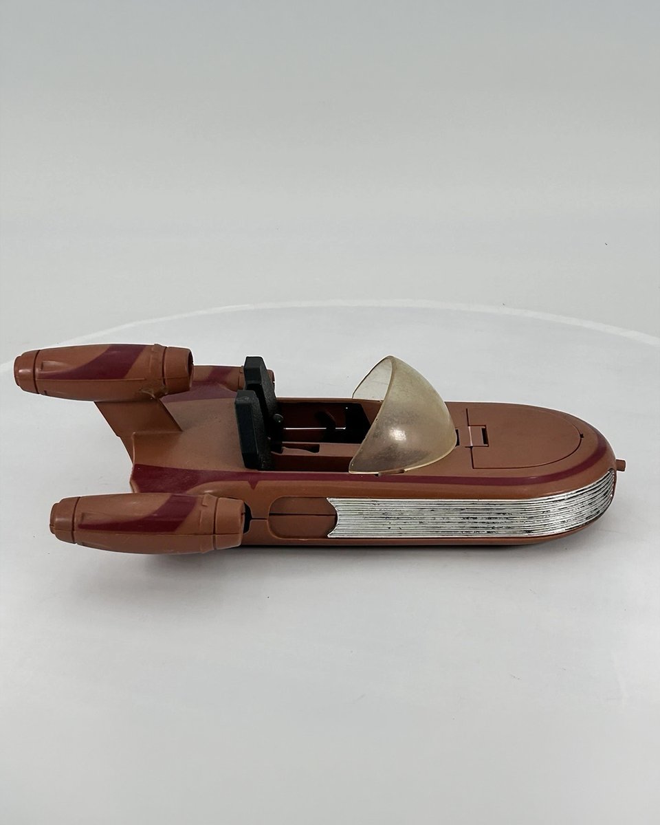 PadawanCollects's tweet photo. Hasbro later reused the original 1978 Kenner molds in 1995, adding updated details and a more advanced paint job.
 
FEATURED ITEM: 1978 Land Speeder - Mint In Box

Get this now using my eBay affiliate link: https://t.co/MB67rYoft4

Low Shipping Fee From Top Rated Seller. Check out the other great items this seller has!

————————

First released in 1978, Kenner’s low-cost Land Speeder was a faithful replica of the film prop, featuring a simple yet effective suspension system that made it appear to hover. Released as one of Kenner’s first vehicles, it was available from 1978 to 1980. A 1978 "Special Offer" version included free R2-D2 and C-3PO figures with a yellow box sticker, and the "LP" logo on the packaging was removed in 1979.

In 1984, the Land Speeder returned in the "Collectors Series" with minor box updates, including a red-and-yellow starburst. International versions, like those in the U.K. and Australia, featured fixed "hoods" instead of the U.S. toy's movable design. 

————————

I make commissions on qualified purchases with no added cost to you. Using my link supports my channel and allows me to keep making content. Always look at all pics and read description before buying & contact seller for questions.

————————

Check my Instagram and Facebook story feeds daily for early access on excellent pieces to add to your collection, I post items everyday! These items go quick once I post them. 

#StarWarsLandSpeeder #vintagetoys #actionfigures #KennerToys #StarWarsToys