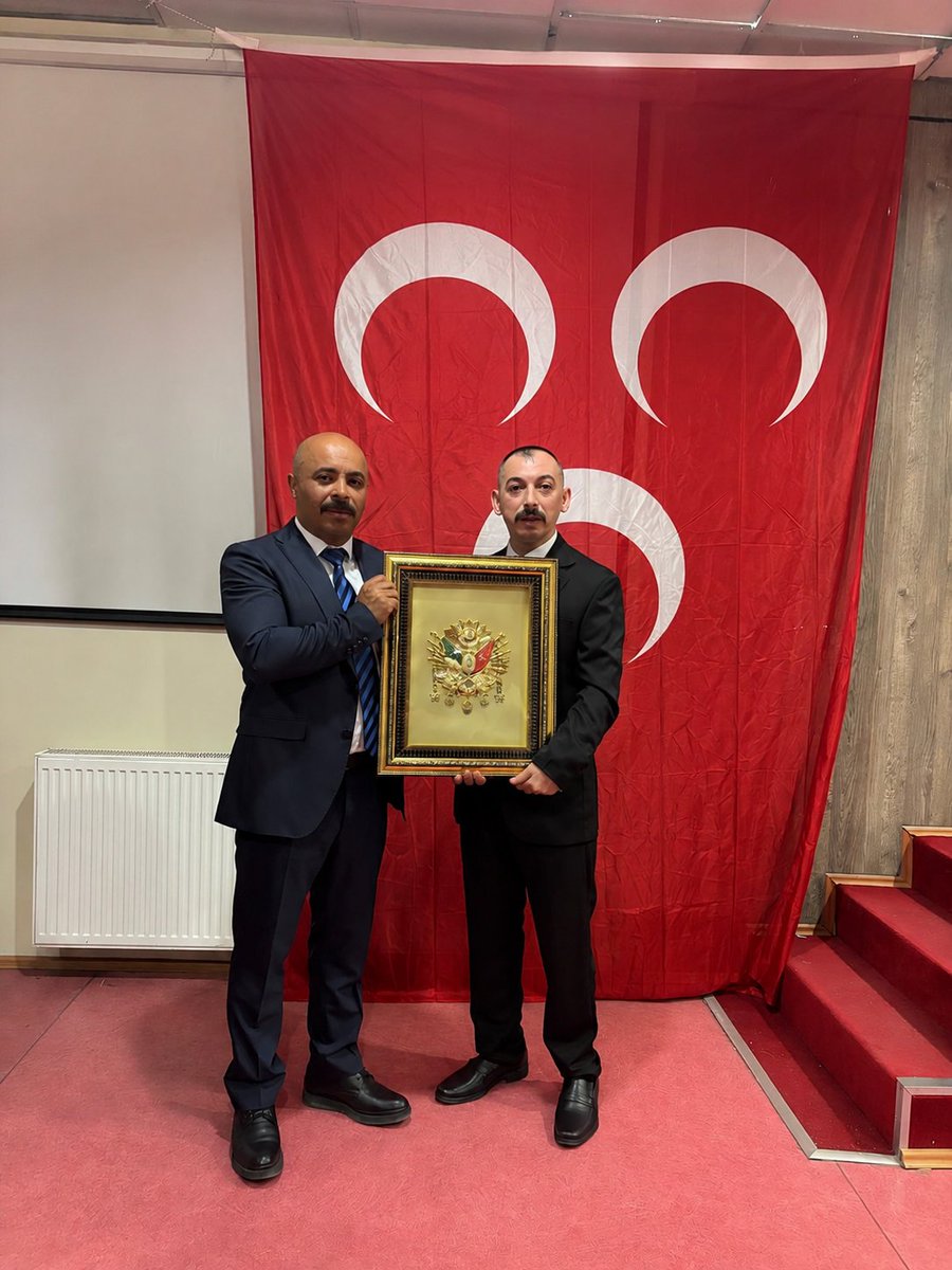 muratbaba5838's tweet photo. Milliyetçi Hareket Partisi Şarkışla İlçe Başkanlığımızın 15. Olağan Kongresi vesilesiyle, İlçe Başkanımız Sayın Dursun YILDIRIM'a günün anısına hediyemi takdim ettim. Nazik kabulleri için kendilerine teşekkür ediyorum.
@dbdevletbahceli 
@MHP_Bilgi 
@DursunYldrmhp https://t.co/r5hPuxp1GH