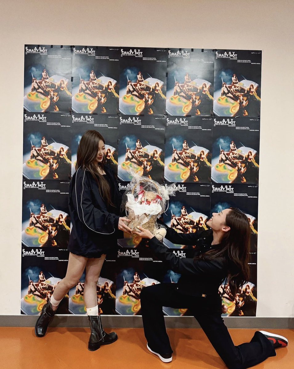 kzhaabs's tweet photo. may this forever be a tradition 
i love kazuha and mina’s friendship so much 🥹🩷 https://t.co/wMZJJmooWI