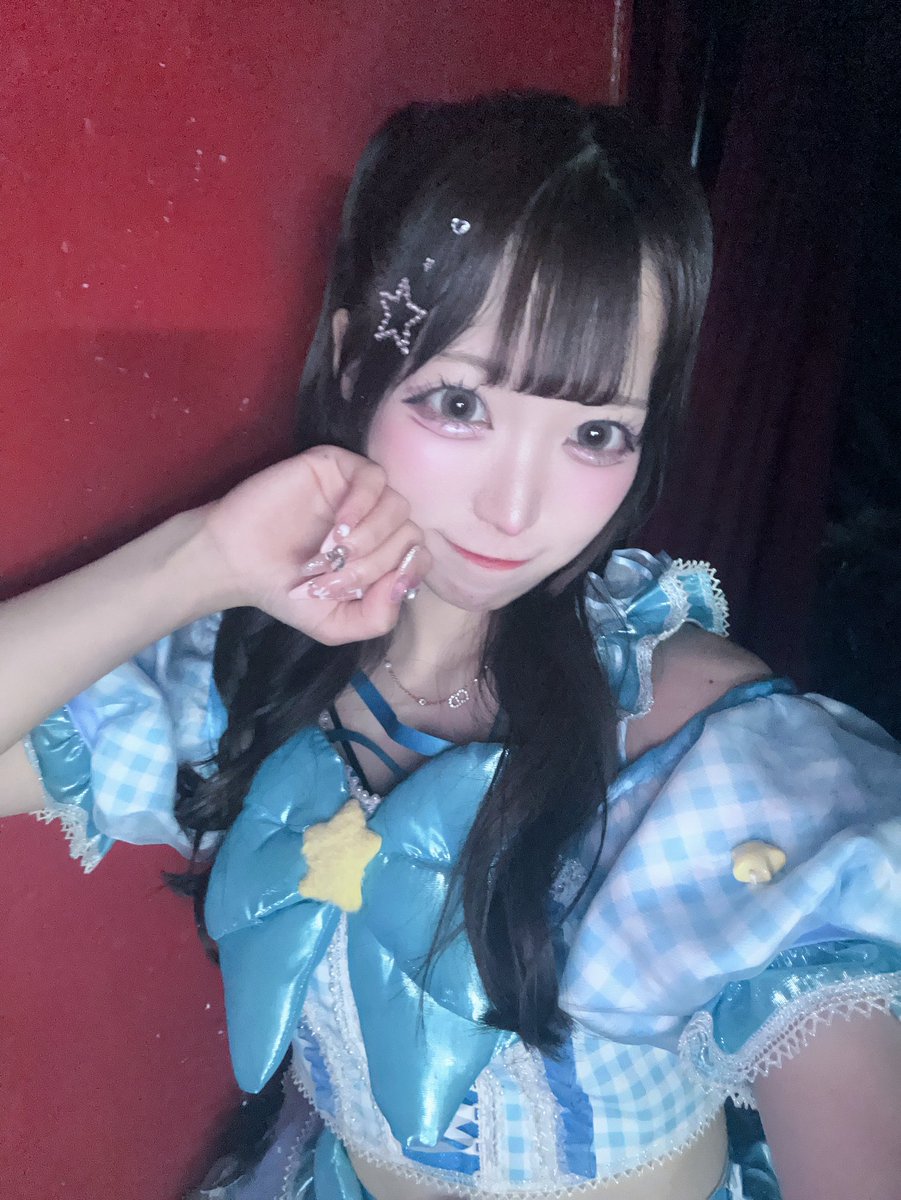 Flore_meru's tweet photo. SPARK納涼祭、2日間3公演、ほんっとうにありがとうございました！！！🩵

まず、この2日間、本当に、本当に最高でした！！

ライブが始まる前から緊張してたけど、もう楽しすぎて、ステージに立ちながら何度も幸せだなーって思ってた！
暑い中、予定を空けて会いに来てくれたみんな。一緒に声を出して、ペンライトを振って、踊って、同じ時間を全力で楽しんでくれたみんな。
一人ひとりがいてくれたから、この最高の景色を見ることができました！！
本当にありがとう！！！！😭

アイドルにとって夏って、特別なんだ‼️
フェスがたくさんあって、普段よりもっとたくさんの人に出会える季節で、大きなステージを目指すチャンスがたくさんある季節。
だからこそ、このSPARK納涼祭でみんなと最高のスタートを切れたことが本当に嬉しいよーーー！！！😭

この2日間で、今年の夏、絶対に最高の夏にしたい！って気持ちがもっともっと強くなりました！
私はこの夏、本気でみんなとたくさん笑っていたい！全力で駆け抜けます！

私一人じゃ絶対に見れない景色だから、この夏、最高の景色を一緒にみようね！！
まだまだ夏は始まったばかり！！🌻
ここからもっと熱く、もっと大きく、もっと最高の思い出をみんなと作っていきたいです！

この夏の主人公は、めると、フロレリーサと、そしてみんなだよ‼️🩵
最後まで一緒に駆け抜けようね！！！
最高の2日間、本当にありがとうございました！！！