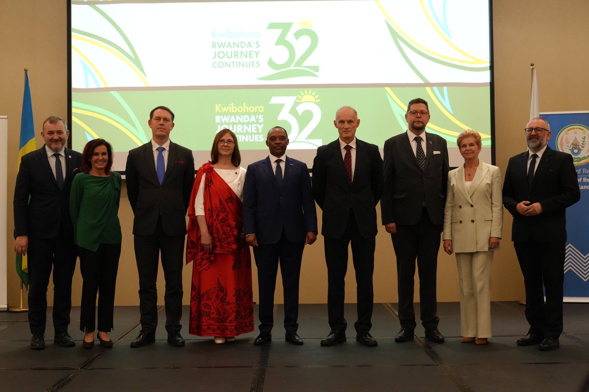 AKopernikanska's tweet photo. 7 lipca 2026 r. Akademia Kopernikańska uczestniczyła w obchodach 32. rocznicy Dnia Wyzwolenia Rwandy – Kwibohora32, które odbyły się w Warszawie. Uroczystość upamiętnia zatrzymanie ludobójstwa na Tutsi w 1994 roku oraz stanowi wyraz pamięci o odbudowie państwa, jedności i pokoju.

Na zaproszenie Jego Ekscelencji Ambasadora Rwandy prof. Anastasego Shyaka w wydarzeniu uczestniczyli Sekretarz Generalny oraz Dyrektor Biura Akademii Kopernikańskiej.

Podczas spotkania z Ambasadorem przedstawiciele Akademii przekazali wyrazy uznania dla Prezydenta Rwandy oraz narodu rwandyjskiego za ocalenie i odbudowę kraju. Podkreślili również znaczenie dotychczasowej współpracy naukowej i edukacyjnej między Akademią Kopernikańską a partnerami rwandyjskimi oraz wyrazili nadzieję na jej dalszy rozwój.

Uroczystość odbyła się w hotelu Hilton Warsaw City i była także okazją do podkreślenia 61 lat oficjalnych relacji między Polską a Rwandą. Gościem honorowym z ramienia rządu polskiego był podsekretarz stanu w Ministerstwie Spraw Zagranicznych Rzeczypospolitej Polskiej Pan Wojciech Zajączkowski. Towarzyszyli mu również podsekretarzowie stanu w Ministerstwie Nauki i Szkolnictwa Wyższego, prof. Andrzej Szeptycki, oraz w Ministerstwie Rozwoju i Technologii, Pan Michał Baranowski.

Artystycznym akcentem uroczystości był pokaz rwandyjskiego dziedzictwa tanecznego w wykonaniu zespołu Ballet Icyeza, który przybliżył uczestnikom bogactwo tradycji i kultury Rwandy. 
#Kwibohora32  #VisitRwanda  #PolandRwanda