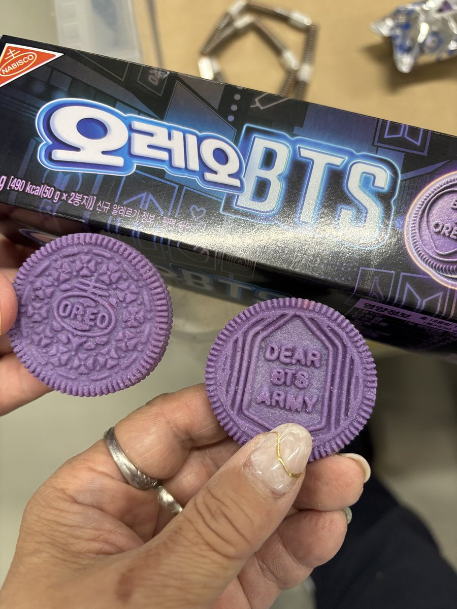 koichan0106's tweet photo. バンタンとOREOのコラボ韓国バージョン💜渡韓した友だちに頼んでた！
味も香りもめちゃ甘い笑
今日のドエル会にも話のタネに1箱持って行きました
 #BTS
 #oreo 
 #ホットク味 https://t.co/tTVLky9dXW