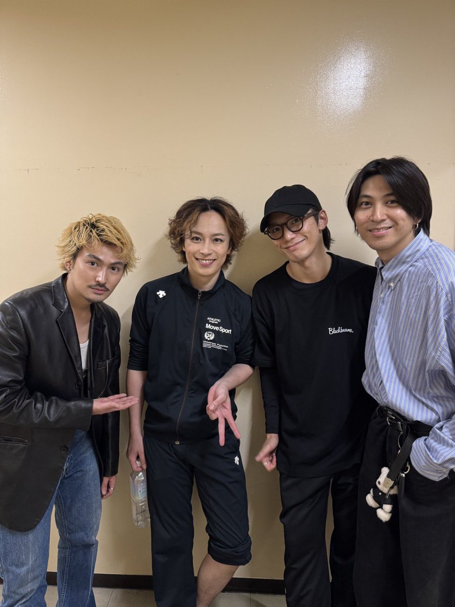 kubotahidetoshi's tweet photo. #モリミュ
Op.チーム初のマチソワ公演ありがとうございました。
初代モラン役の勇貴と一緒に観に来てくれていた松田凌くんと📸
早くも腰にぬいぐるみが付いてる🧸笑
楽しんでもらえてよかった！ https://t.co/OEEFg0GVNw