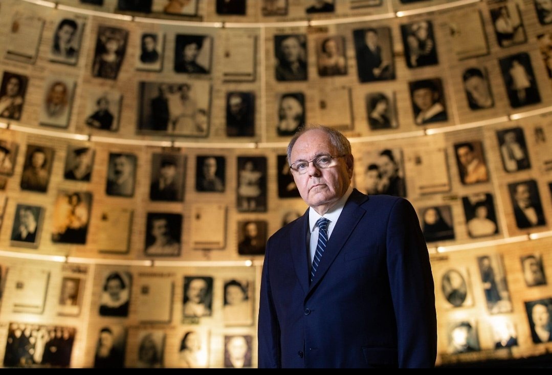 KancerberoOk's tweet photo. El Sionista del Día:

Dani Dayan (1955) es un diplomático, empresario y dirigente público israelí, nacido en Buenos Aires, Argentina. A los 15 años hizo aliá junto con su familia y se estableció en Israel, donde sirvió durante más de siete años en las Fuerzas de Defensa de Israel, alcanzando el grado de mayor en la reserva.

Tras una exitosa carrera en el sector tecnológico, ingresó en la vida pública. Fue presidente del Consejo de Yesha, representando a las comunidades israelíes de Judea y Samaria, y más tarde se desempeñó como cónsul general de Israel en Nueva York entre 2016 y 2020. Desde 2021 preside Yad Vashem, la principal institución dedicada a preservar la memoria del Holocausto.

Como presidente de Yad Vashem ha insistido en que la memoria de la Shoá debe preservarse con rigor histórico y transmitirse a las nuevas generaciones.

Entre sus reflexiones más conocidas se encuentran:

"El Estado de Israel no fue creado por la Shoá, sino a pesar de la Shoá."

Y también:

"Recordar no es solo mirar al pasado; es asumir una responsabilidad hacia el futuro."

La trayectoria de Dani Dayan refleja el aporte de la comunidad judía argentina a Israel: un inmigrante que pasó de Buenos Aires al servicio militar, la diplomacia y la preservación de la memoria histórica del pueblo judío.

Desde Argentina hasta Jerusalén, Dani Dayan ha dedicado su vida al servicio del Estado de Israel y a mantener viva la memoria de la Shoá para las futuras generaciones.