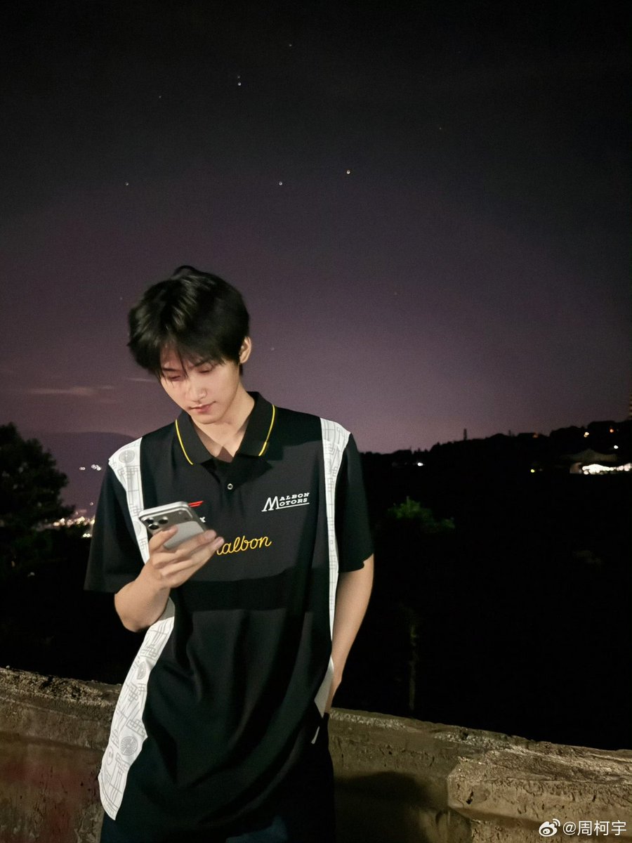 ruqingyyun's tweet photo. 📷 260712 | #ZhouKeyu Weibo Update 

— Tried to be romantic but ended up fumbling it

T/N: because his plan was to go live on douyin to show us this absolutely beautiful view only to realize all we can see is pitch black so he was a little disappointed. He even called it his grand plan

#周柯宇
