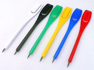 R428in's tweet photo. ゴルフと言えばなんだけど、、スコア書き込む用に貰える？こうゆうペンてまだ健在なのかな？？小さい頃
ゴルフしてた祖父がゴルフ行く度に持ち帰ってくるから家のペン立てに山ほどあった記憶。。通販サイトで検索したら｢ペグシル｣っていう商品名で出てきました https://t.co/ktneeqgWlb